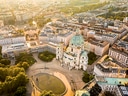 Luftaufnahme der Stadt mit historischer Kirche im Vordergrund.