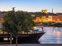 Abendsicht auf Lyon mit Kirche, Fluss und beleuchteten Gebäuden.