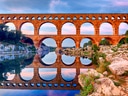 Römisches Aquädukt Pont du Gard reflektiert im Fluss.