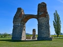 Römerdenkmal im Freien mit Steinsäule unter blauem Himmel.