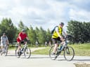 Gruppe von Radfahrern auf einem Weg im Park.