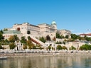 Blick auf den Burgpalast in Budapest am Flussufer.