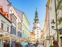 Strasse in der Altstadt mit Turm im Hintergrund.