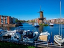 Boote im Hafen vor einem traditionellen Windmühle.