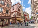 Fachwerkhäuser in einer belebten Altstadtstrasse.