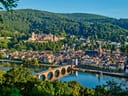 Blick auf Heidelberg mit Schloss und Neckar in Deutschland.