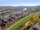Panoramablick auf Würzburg mit Fluss und Weinbergen.