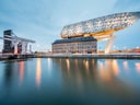 Moderne Architektur des Antwerpener Hafenhauses bei Dämmerung.