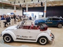 Elektrischer VW Käfer und Audi e-tron bei einer Präsentation.