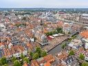 Luftaufnahme einer Stadt mit historischem Zentrum und Kanal.