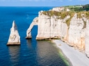Felsenklippen von Étretat am Meer.