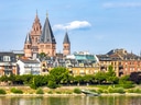 Mainzer Dom und historische Gebäude am Rheinufer.