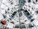 Innenraum eines vertikalen Auto-Parkhauses mit Autos auf Plattformen.