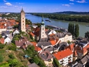 Luftaufnahme einer Stadt mit Kirche und Fluss im Hintergrund.