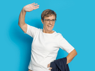 Person in weissem Hemd vor blauem Hintergrund winkt und hält Jacke.