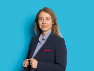 Person in einem dunkelblauen Anzug vor hellblauem Hintergrund.