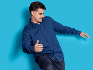 Mann in einem blauen Hemd vor blauem Hintergrund.