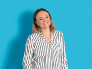 Person in gestreifter Bluse vor blauem Hintergrund.