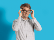 Mann mit Brille vor blauem Hintergrund.