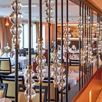 Elegantes Restaurantinterieur mit Glastrennwand.