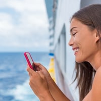 Junge Frau schaut auf ihr Smartphone