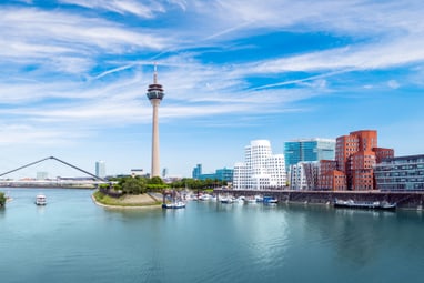 Panorama des Rheinturms und Medienhafens in Düsseldorf.