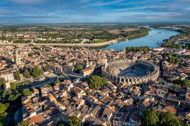 Luftaufnahme einer Stadt mit antikem Amphitheater und Fluss.