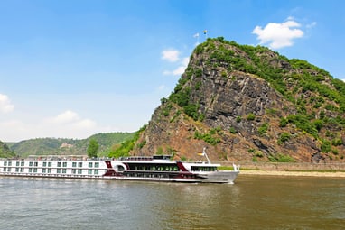 Kreuzfahrtschiff vor Loreley-Felsen auf Rhein.