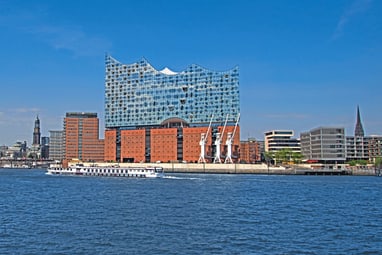 Elbphilharmonie in Hamburg mit Schiff auf der Elbe.