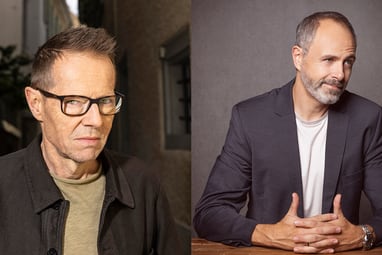 Zwei Männer nebeneinander, einer mit Brille, der andere ohne.