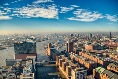 Luftaufnahme von Hamburg mit Elbphilharmonie und Hafen.