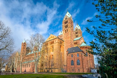 Speyerer Dom mit blauem Himmel im Hintergrund.