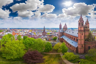 dom-st-martin-mainz.jpg Panoramablick auf eine Stadt mit einer grossen Kirche und grünem Park.