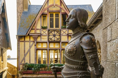 Statue eines Ritters vor einem historischen Gebäude.