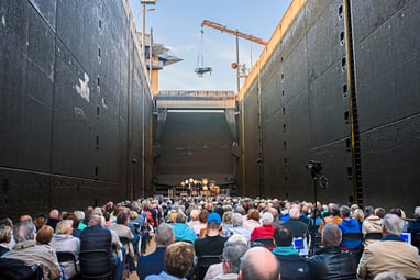 einzigartige-akustik-schleusenkammern-werden-zum-opernsaal-a.jpg Publikum bei Konzert in trockengelegter Schleuse.