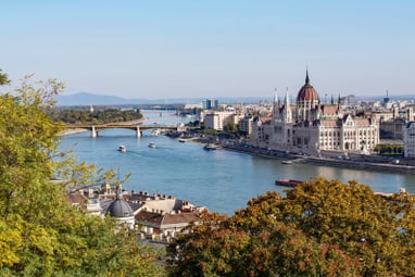 Panoramablick auf Fluss und Gebäude einer Stadt.