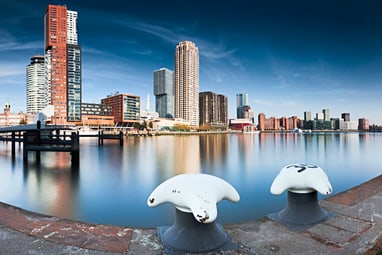 Hafenansicht mit Hochhäusern am Wasser in Rotterdam.
