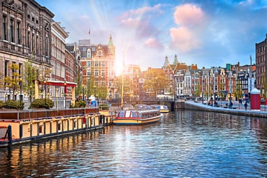 Kanallandschaft in Amsterdam bei Sonnenuntergang.