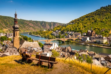blick-auf-cochem-und-die-mosel.jpg Ausblick auf Cochem mit Mosel, Kirche, Brücke und Hügeln.