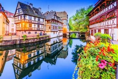Malerische Fachwerkhäuser am Wasserkanal in Strassburg.