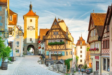 Malerische Altstadtstrasse mit Fachwerkhäusern und Turm.