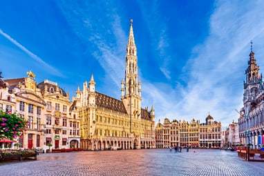 twerenbold_78099.jpg Historischer Platz mit grossen Gebäuden und blauem Himmel.