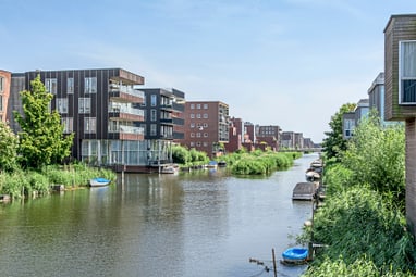 Kanal mit modernen Wohngebäuden und Booten.