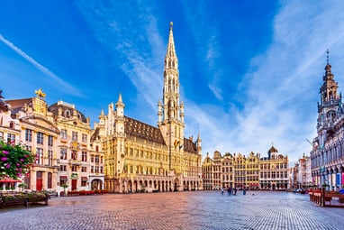 bruessel.jpg Historischer Marktplatz mit grossen dekorativen Gebäuden und blauem Himmel.