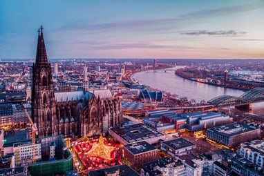 Luftaufnahme des Kölner Doms und der Stadt am Rhein bei Sonnenuntergang.