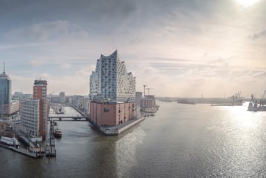 Panoramablick auf den Hamburger Hafen mit der Elbphilharmonie.