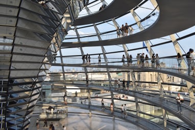 Innenansicht der Glaskuppel mit Besuchern auf spiralförmigen Wegen.
