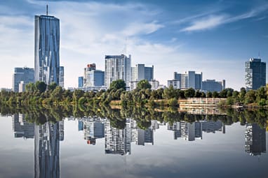 Wiener Skyline mit spiegelndem Wasser.
