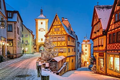 Winterliche Altstadt mit Fachwerkhäusern und beleuchteten Strassen.