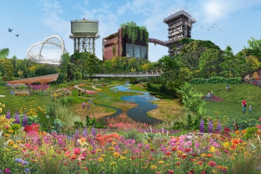 Üppige Gartenlandschaft mit Blumen, einem kleinen Fluss und industriellen Gebäuden im Hintergrund.